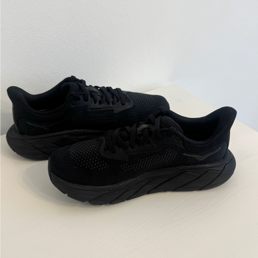 HOKA Arahi 7 Sneakers - Triple Black - Picture 6 of 9